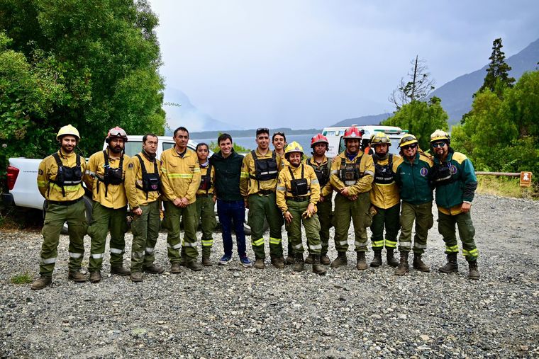 El gobernador de Chubut, Ignacio Torres, junto a brigadistas que combatieron el incendio en Puerto Patriada.