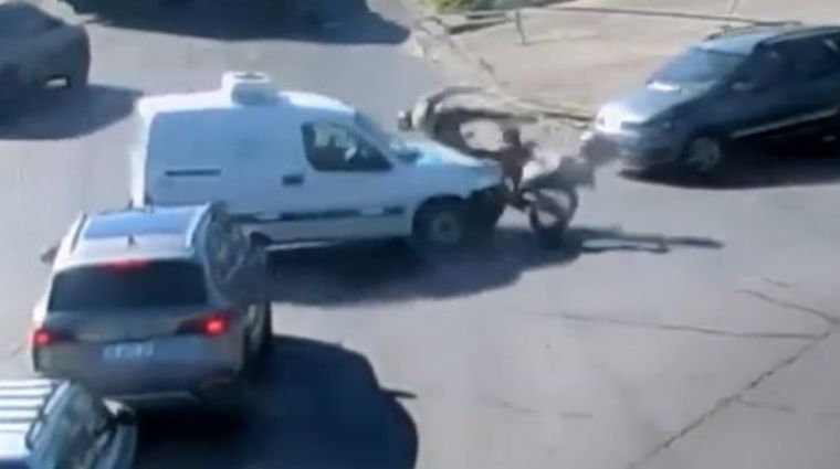 El accidente terminó con el motociclista volando por los aires tras ser embestido.