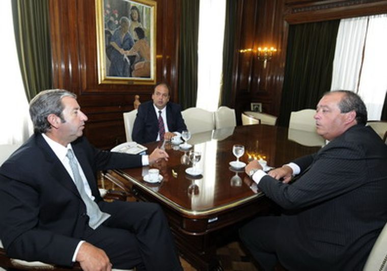 Cobos junto al intendente de Brandsen. Foto: Senado de la Nación