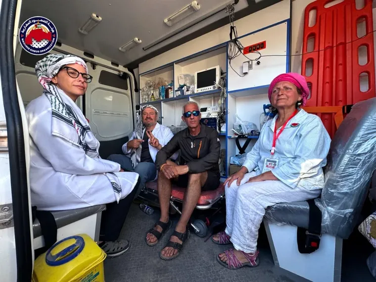 Paula Gimenez y Lucas Aguilar en la ambulancia de la caravana de ayuda humanitaria. Paula Gimenez y Lucas Aguilar en la ambulancia de la caravana de ayuda humanitaria.