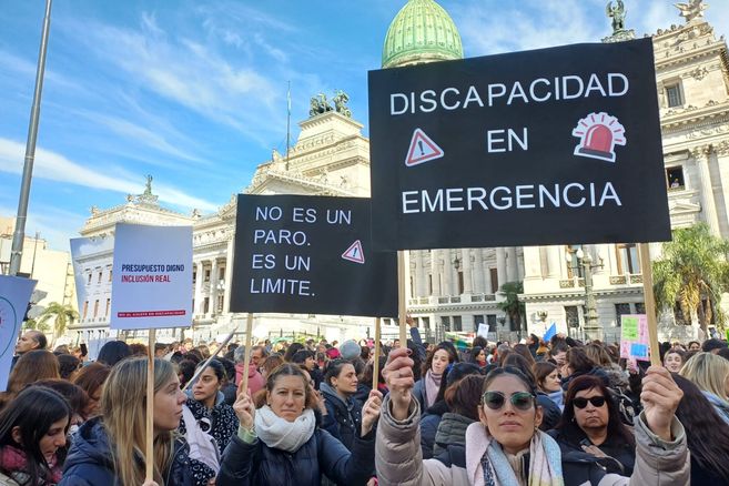 Masiva marcha del sector de Discapacidad ante el Congreso
