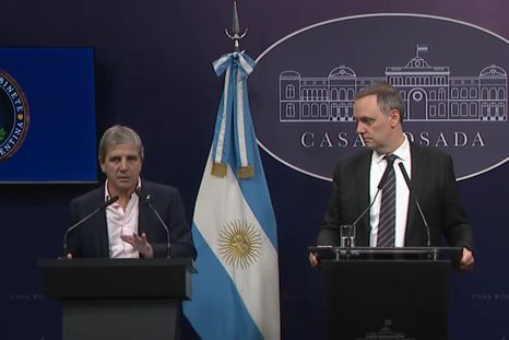 Manuel Adorni y Luis Caputo en la conferencia de prensa de este viernes Manuel Adorni y Luis Caputo en la conferencia de prensa de este viernes