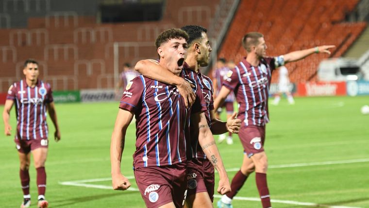 El Tomba va por un triunfo que lo deje en Sudamericana. Foto: Santiago Tagua/MDZ