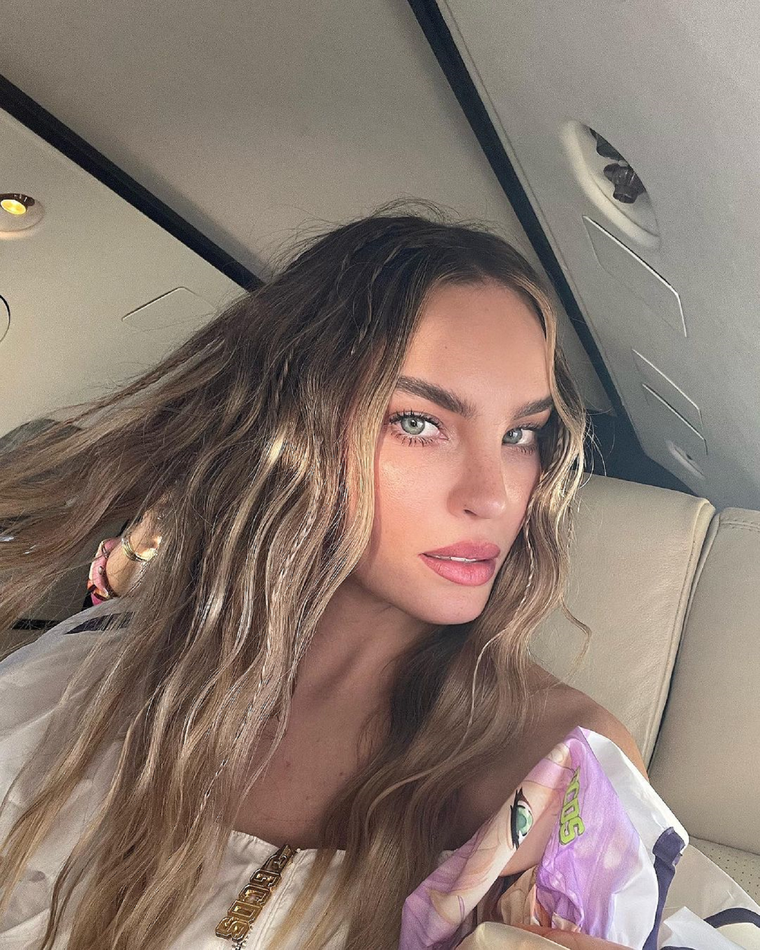 Belinda lleva una mini de transparencias y encandila con su belleza Belinda es una cantante muy famosa. Foto: Instagram @belindapop