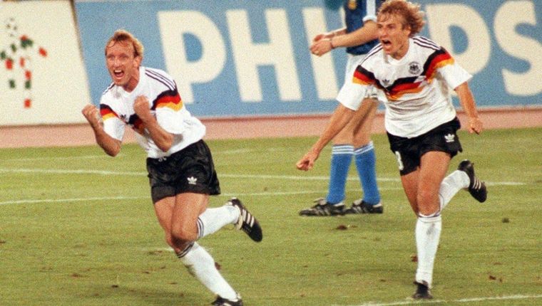 Brehme celebra su gol perseguido por Klinsmann.