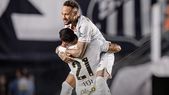 Neymar Jr. fue figura en el triunfo de Santos, pero la hinchada visitante lo provocó por su ausencia en la Selección de Brasil.