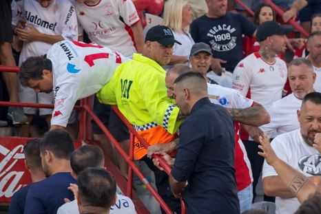 El momento de la agresión de un hincha de Huracán a Diego Herazo, jugador de San Lorenzo. El momento de la agresión de un hincha de Huracán a Diego Herazo, jugador de San Lorenzo.