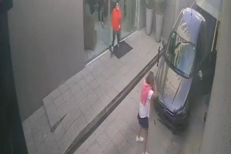 El momento en el que cayó tras avanzar en un estacionamiento con la rampa elevada.