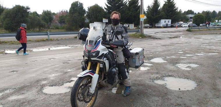 Justin, el viajero neozelandés que sufrió un cuantioso robo en Bariloche