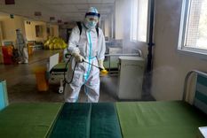 l personal sanitario desinfecta las camillas en una sala del hospital Nº7 de Wuhan, China.