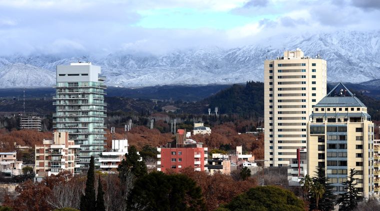 Mientras las grandes ciudades del mundo comprenden que su historia no es sólo un activo estratégico, sino también un deber moral, en Mendoza el patrimonio cultural parece relegado al abandono y al olvido. Mientras las grandes ciudades del mundo comprenden que su historia no es sólo un activo estratégico, sino también un deber moral, en Mendoza el patrimonio cultural parece relegado al abandono y al olvido.