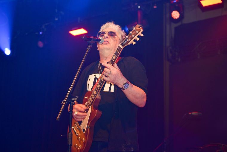 Juanse, extasiado con su guitarra. Foto: Marianela Mena / MDZ.