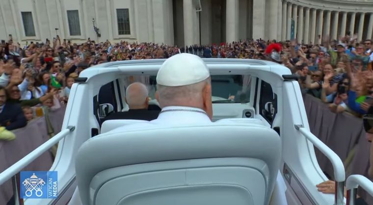 El papa saludó desde el papamóvil Foto: X @vaticannews_es