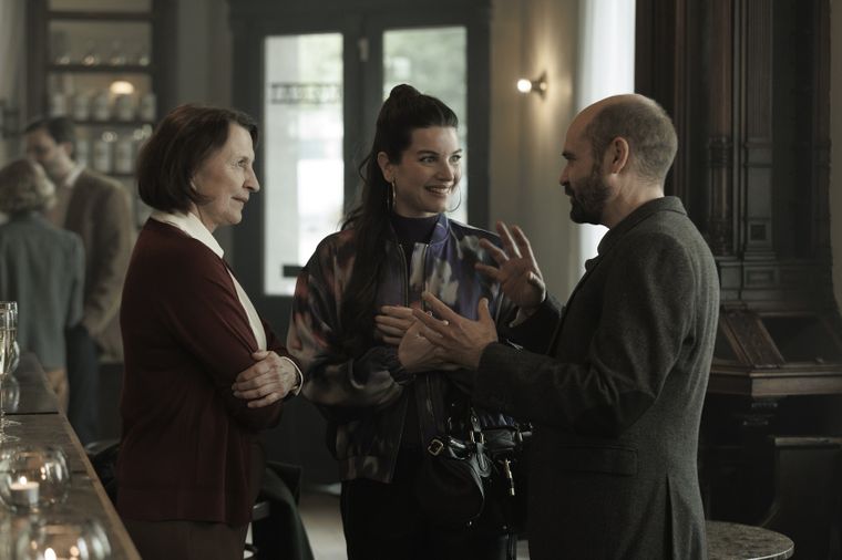 Karen-Lise Mynster (Inger Brøgger), Dia Jovanovic (Olga Strojewa) y David Dencik (Niels Jensen). Karen-Lise Mynster (Inger Brøgger), Dia Jovanovic (Olga Strojewa) y David Dencik (Niels Jensen).