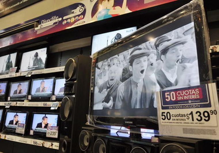 Las promociones para comprar LCD hasta en 50 cuotas sin interés desplazaron de la lista otros regalos para los papás. Foto: Nacho Gaffuri / MDZ