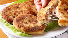 Esta receta de tortitas de papa tiene versiones en casi todos los países, aunque cada una cambia ligeramente los ingredientes según la región