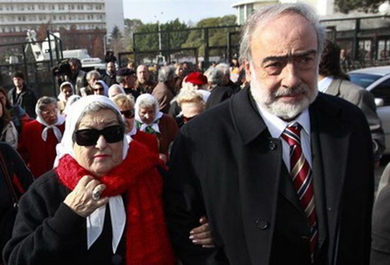 Hebe de Bonafini y su abogado. Foto: Publicado en La Nación