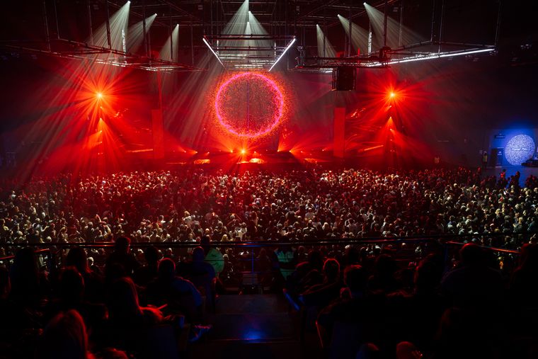 El Arena Maipú vibró con canciones que son parte de la historia fundamental de la música argentina. El Arena Maipú vibró con canciones que son parte de la historia fundamental de la música argentina.