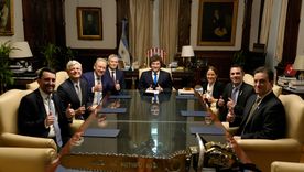 El presidente Javier Milei junto con los abogados que trabajaron para el Estado argentino. El presidente Javier Milei junto con los abogados que trabajaron para el Estado argentino.