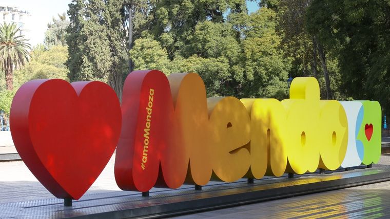 El cartel turístico de la plaza Independencia que es el más fotografiado por mendocinos y foráneos. El cartel turístico de la plaza Independencia que es el más fotografiado por mendocinos y foráneos.