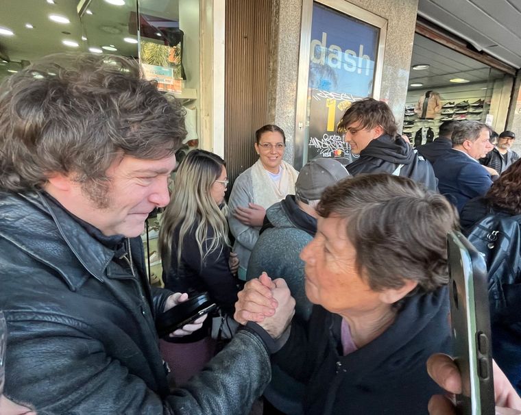 El precandidato presidencial recorrió este lunes los municipios de Tigre y San Isidro.