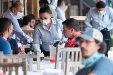 A pesar de que se sigan las medidas sanitarias adecuadas, algunos lugares son fuente de alto riesgo de contagio. Foto: BBC Mundo