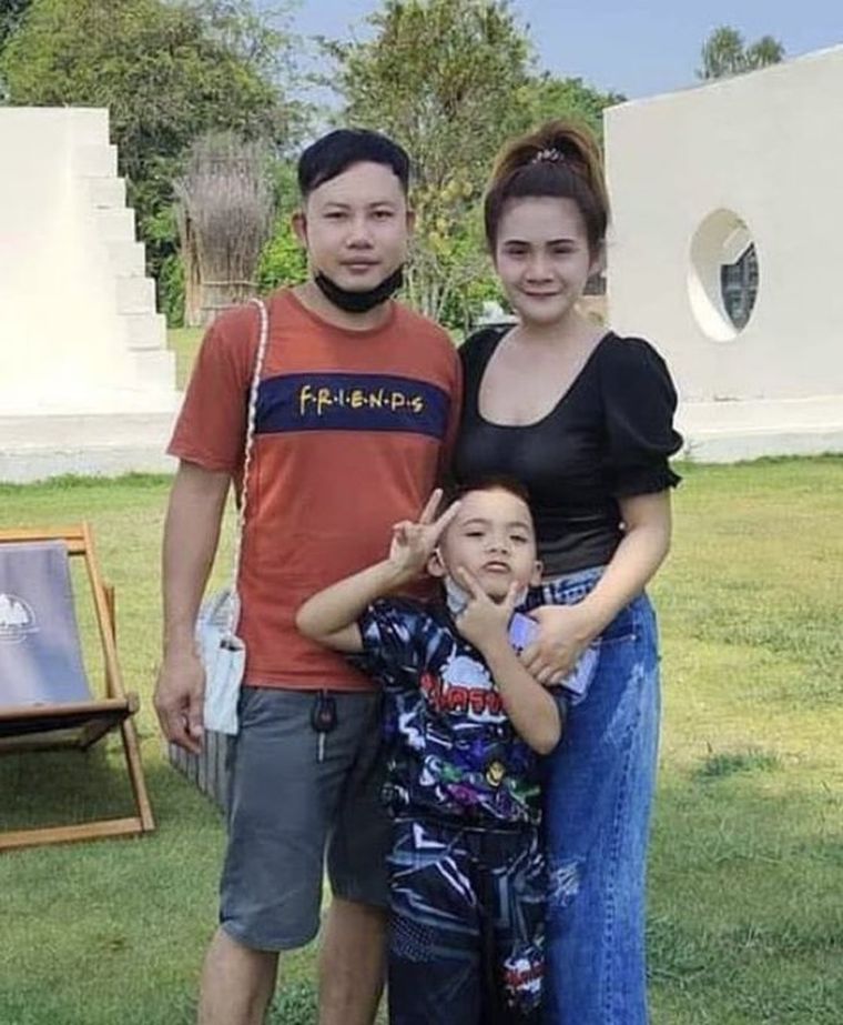 Nattapong Pinta, junto a su esposa y su hijo Nattapong Pinta, junto a su esposa y su hijo