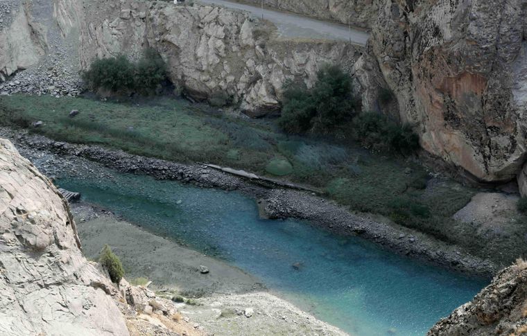 El nivel del agua está en un mínimo histórico en la presa Amir Kabir, que abastece de agua a Teherán, como se muestra aquí el 29 de julio de 2025.