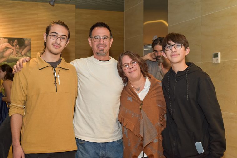 Laura Rudman junto a su pareja el artistas Leandro Pintos y sus hijos Manuel y Alejo. Laura Rudman junto a su pareja el artistas Leandro Pintos y sus hijos Manuel y Alejo.