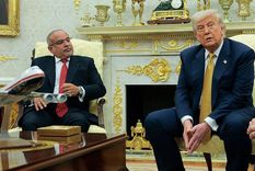 Algunos periodistas notaron morados en las manos del presidente durante la visita del Primer Ministro de Bahrein a la Casa Blanca.