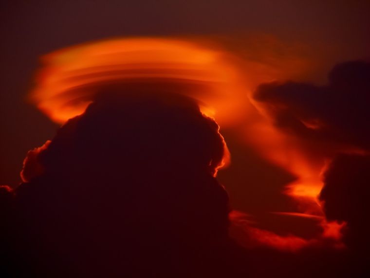 Las nubes lenticulares se forman como consecuencia de la existencia de diferencias en los vientos en altura. Son más frecuentes en zonas de la cordillera. Foto: Imagen ilustrativa