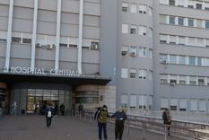 Tras el accidente, el hombre fue internado en el Hospital central debido a las graves heridas sufridas durante el hecho.