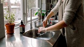 Lavado de platos. Foto: Martha Stewart - www.marthastewart.com Lavado de platos. Foto: Martha Stewart - www.marthastewart.com