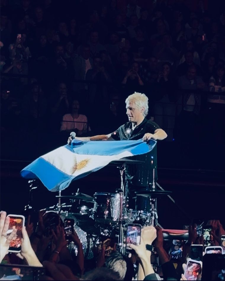 Alberti con una bandera argentina obsequiada por el público mendocino. Alberti con una bandera argentina obsequiada por el público mendocino.
