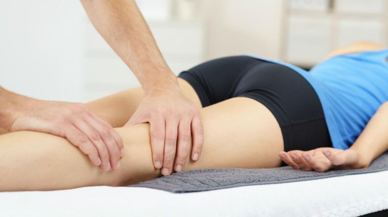 La quiropraxia ayuda a reducir los dolores musculares a través de ajustes manuales. Foto: Google