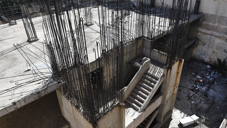 El edificio está abandonado hace décadas. Ahora se pueden levantar hasta 16 pisos. Foto: Walter Moreno/Mdz