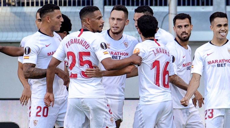 El Sevilla de Ocampos y Banega enfrenta al Wolverhampton. Foto: EFE