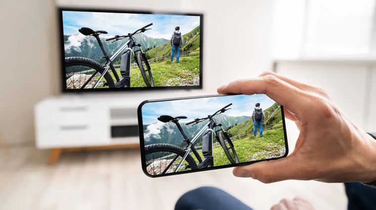 Proyectar la pantalla del móvil en la tele permite ver fotos, películas o entrenar con comodidad en un formato grande.