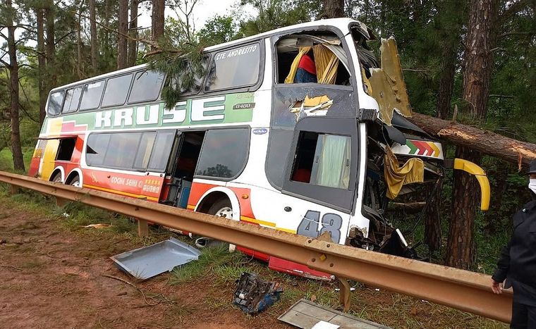 Un colectivo se despistó en la localidad misionera de Gobernador Roca. Foto: El Territorio.