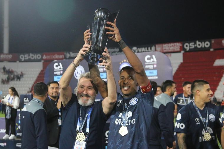 Daniel Vila y Sebastián Villa hicieron historia en Independiente Rivadavia. El presidente de la Lepra blanqueó las negociaciones con River, pero...&nbsp;