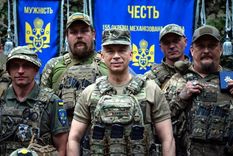 Autoridades militares de Ucrania, con Oleksander Sirski al frente, en Donetsk.&nbsp;