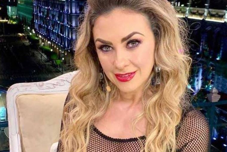 Sin bikini jugando en el agua: la ex de Luis Miguel encendió las redes sociales