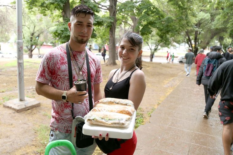 Marcha por la Mariguana Mailé y Gerardo venden ságuches de milanesa durante la marcha por la legalización del cultivo y consumo de mariguana en el Parque Cívico de la Ciudad de Mendoza Foto: Maximiliano Ríos/MDZ