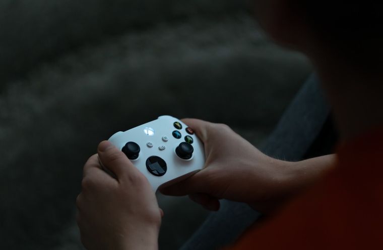 La causa más común: desgaste del potenciómetro, fricción interna y suciedad acumulada pueden descentrar el stick y enviar señales erróneas al sistema. La causa más común: desgaste del potenciómetro, fricción interna y suciedad acumulada pueden descentrar el stick y enviar señales erróneas al sistema.