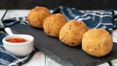 Hacete fan de esta receta de croquetas de papas y atún, perfecta para picadas o merienda. Hacete fan de esta receta de croquetas de papas y atún, perfecta para picadas o merienda.