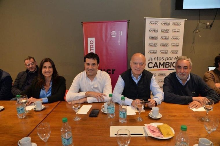 Los excandidatos de JxC a gobernador y vice Néstor Grindetti y Miguel Fernández, con el senador Maximiliano Abad y María Eugenia Talerico. Ella ya se fue y los otros querían reconstruir Juntos por el Cambio, pero la alianza del PRO los frenó. Foto: Jose Luis Carut MDZ