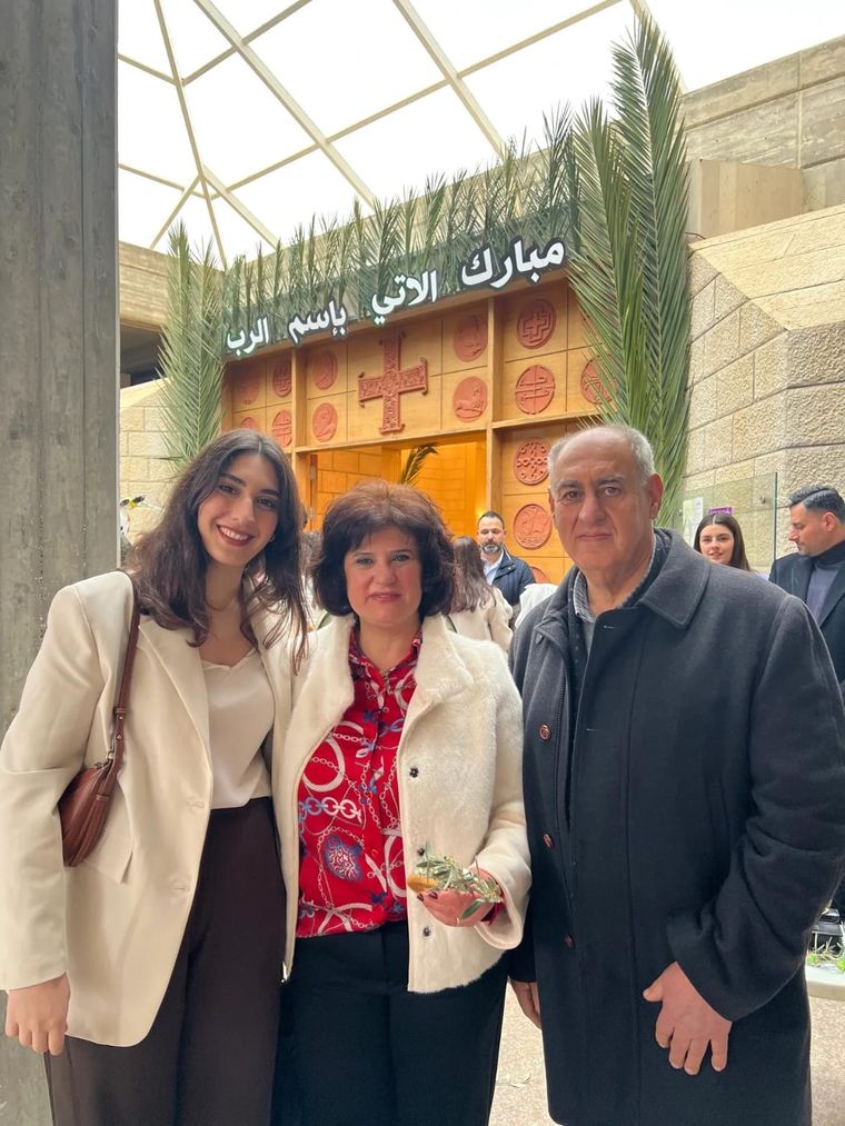 Sarah, Lina e Ibrahim en la puerta de la parroquia de San Marón. Sarah, Lina e Ibrahim en la puerta de la parroquia de San Marón.