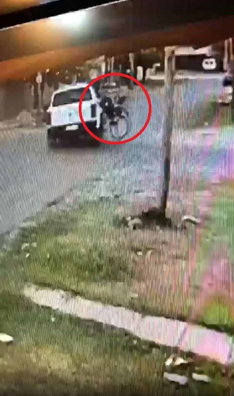 Así quedó la moto en la que iban los delincuentes Foto: Captura de video