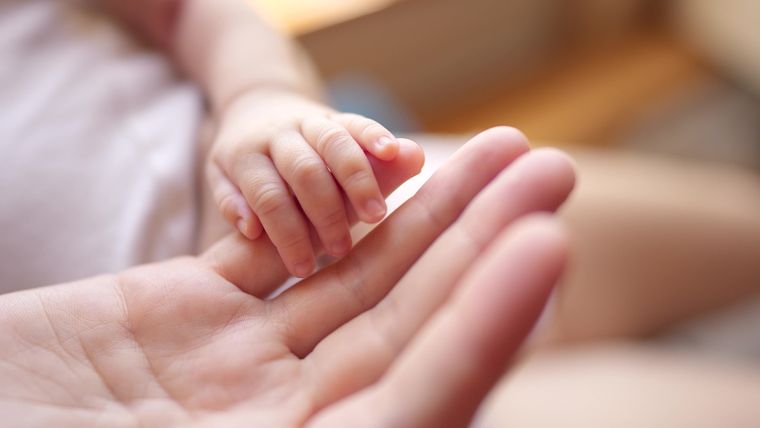 Francia cerró 2025 con más muertes que nacimientos, un quiebre demográfico que refleja una tendencia extendida en Europa.