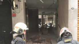 La explosión causó grandes destrozos en el hall del edificio. La explosión causó grandes destrozos en el hall del edificio.